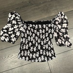 DYNAMITE BLACK FLORAL WAIST CINCHING CROPPED TOP WITH SHORT MESH BALLOON SLEEVES